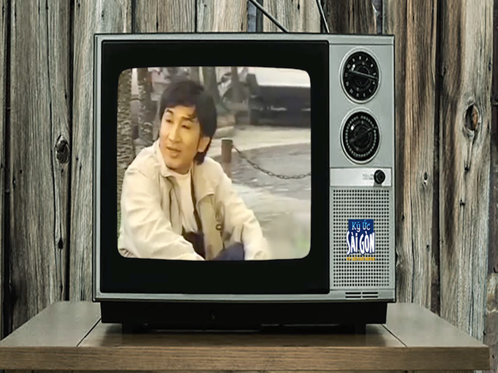 Kim Tử Long sinh năm 1966, trong một gia đình có ba là thầy thuốc. Theo HTV, Kim Tử Long được ba kỳ vọng có thể trở thành bác sĩ hoặc kỹ sư. Tuy nhiên, nam nghệ sĩ lại mê cải lương. Mãi đến năm 14 tuổi, Kim Tử Long được ba đồng ý cho theo đuổi nghệ thuật. Ảnh: HTV