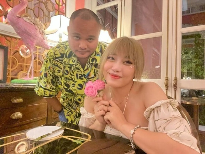 Tháng 7/2021, Lương Minh Trang - Vinh Râu xác nhận ly hôn. Mối quan hệ sau khi chia tay của cả hai bị cho là không êm đẹp khi Minh Trang tố bị chồng cũ chặn tài khoản Facebook. Ngoài ra, Minh Trang còn đăng tải story đầy ẩn ý: “Trên đời ghét nhất thứ đàn ông vũ phu và thích mặc váy”. Trước những đồn đoán, Vinh Râu lên tiếng: "Vấn đề Trang đăng trên story hôm qua không phải về tui đâu. Chứ tui là ghét nhất đàn ông vũ phu, đặc biệt là bạo hành phụ nữ". Dưới bài đăng của Vinh Râu, Minh Trang để lại bình luận: “Ok bạn”.