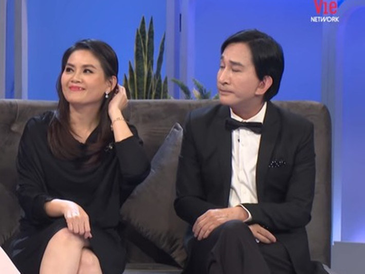 Cảm thấy có lỗi với vợ, Kim Tử Long kể hết mọi chuyện trong 3 tháng nhắn tin với người thứ ba. Nam nghệ sĩ cũng hứa chấm dứt luôn tình cảm với người phụ nữ kia. Ảnh: Tiền Phong