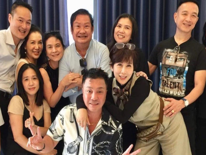 Diễm Hương ở ẩn nhiều năm nên sự xuất hiện của cô bên bạn bè gây chú ý. Ảnh: FB Lý Hùng