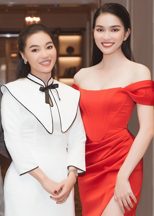 Hồi tháng 12/2021, nhằm khích lệ tinh thần học tập và cổ vũ cho sự nỗ lực của Á hậu Phương Anh, “bà trùm” Phạm Kim Dung cùng đơn vị quản lý đã trao học bổng thạc sĩ trị giá 300 triệu để người đẹp hoàn thành chương trình cao học Thạc sĩ Thương mại Toàn cầu Đại học RMIT. Ảnh: Thể thao văn hóa