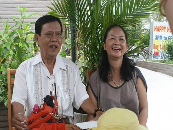 Nhạc sĩ Vinh Sử khẳng định, ông không kết hôn với ai cũng không dắt ai về ra mắt gia đình hay đến xin phép gia đình cô nào cả. “Vợ tôi đều do họ tự đến, sống chung, yêu thương nhau rồi có con. Sau cũng có người dùng con để ra điều kiện với tôi, thì tôi không “tha thiết” với họ nữa”, ông nói. Ảnh: Người lao động