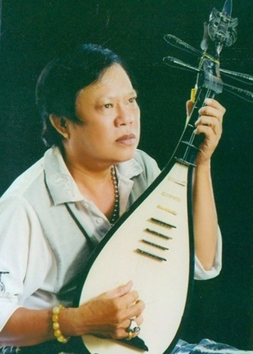Khi viết được nhiều bài hát nổi tiếng như: “Nhẫn cỏ cho em”, “Mưa bụi”, “Gõ cửa trái tim”, “Làm dâu xứ lạ” , “Đêm lang thang”, “Vòng nhẫn cưới”, “Không giờ rồi”, nhạc sĩ Vinh Sử kiếm được rất nhiều tiền. Ảnh: Lao động