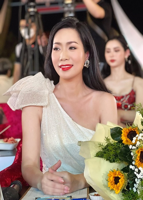 Không chỉ xinh đẹp, Trịnh Kim Chi còn đa tài. Cô đóng phim, làm đạo diễn, MC, người mẫu, giám khảo.
