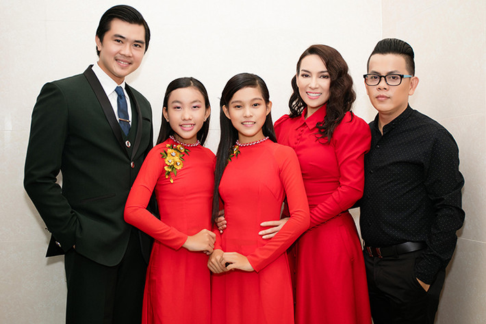 Mới đây, ca sĩ Phi Nhung cùng các cô con gái nuôi tham gia một sự kiện ở Bình Dương do nữ ca sĩ làm đại sứ thương hiệu.