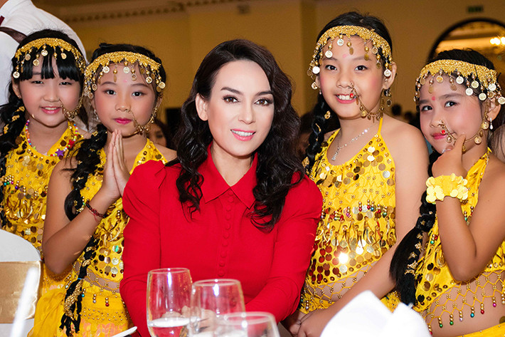 Từ đầu năm 2016, Phi Nhung bất ngờ thay đổi phong cách mộc mạc, chân quê sang phong cách sang trọng, quý phái.