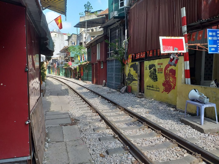 Những quán cà phê sát đường tàu đã đóng cửa toàn bộ, trả lại cho con phố sự yên tĩnh vốn có.