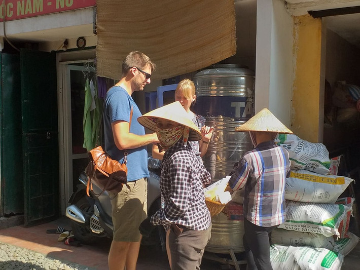 Từ sáng 10/10, các cơ quan chức năng đã cấm toàn bộ du khách đến các cửa hàng cà phê đường tàu trên phố Phùng Hưng (Hà Nội), thế nhưng nhiều khách Tây vẫn đến đây để chụp ảnh.