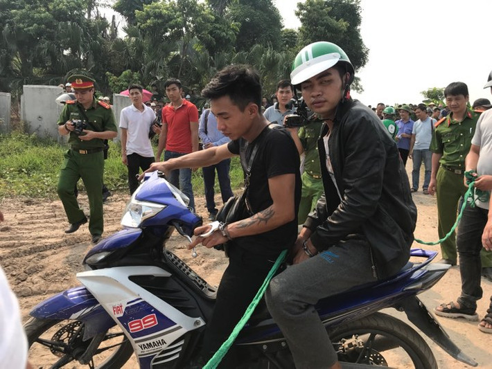 Nghi phạm Đinh Văn Giáp là đối tượng đầu tiên thực nghiệm lại hiện trường vụ án. Giáp bình tĩnh diễn tả hành vi phạm tội.