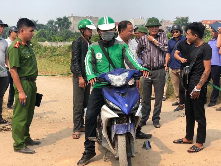 Theo tài liệu điều tra ban đầu, khoảng 20h30 ngày 26/9, anh Nguyễn Cao S. (là sinh viên 1 trường cao đẳng tại địa bàn Hà Nội) chạy xe ôm, điều khiển xe máy nhãn hiệu Yamaha Exciter, màu xanh mang BKS 36B5 - 443.41 chở theo 2 nam thanh niên là khách vẫy ngang đường, từ khu vực bến xe Mỹ Đình đến khu vực phường Thụy Phương (quận Bắc Từ Liêm).