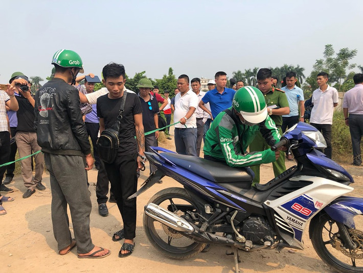 Khi anh Sang chở 2 người này đến khu vực tổ dân phố Tân Phong (phường Thụy Phương) thì bị đâm tử vong và cướp đi chiếc xe máy cùng chiếc điện thoại iPhone 7 Plus màu đen. Gây án xong, các nghi phạm bỏ lại thi thể anh S. tại bãi đất hoang, khu vực công trường đường nối với đường Hoàng Quốc Việt kéo dài, rồi bỏ trốn.
