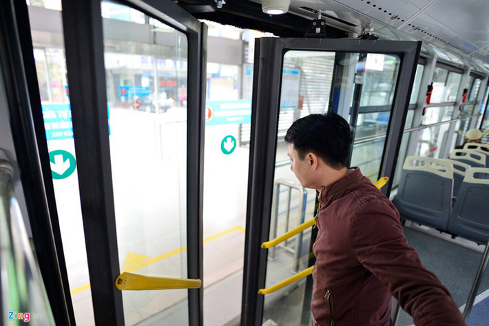 Xe buýt thường cửa lên xuống bên phải nhưng buýt nhanh BRT được cải tiến với lối lên xuống bên trái để đón trả khách ở nhà chờ.