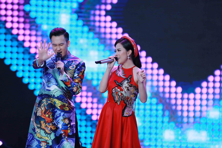 Trước đó, Ngọc Ánh cùng huấn luyện viên Dương Triệu Vũ song ca ăn ý ca khúc “Tình là sợi tơ”. "Ông hoàng nhạc Việt" khen ngợi thí sinh hát cao độ ổn định hơn. Hoàng Bách chia sẻ Ngọc Ánh và Dương Triệu Vũ là một cặp ăn ý trên sân khấu.