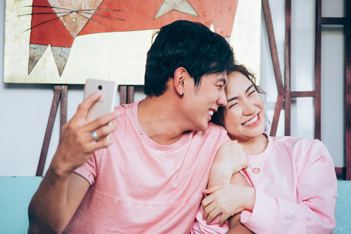 Về hình ảnh lạ lẫm này, Hòa Minzy chia sẻ có đôi chút khác biệt so với cá tính thường ngày của mình cũng như các MV cô từng cho ra mắt.