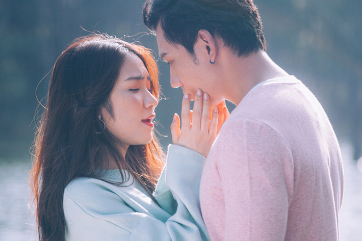 Việc lựa chọn quay ngoại cảnh tăng thêm phần cảm xúc và dẫn dắt câu chuyện tình yêu của đôi tình nhân Hòa Minzy - Lý Bình trở nên ngọt ngào và say đắm hơn.