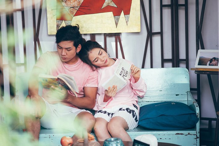 Có thể thấy, hình ảnh nữ tính của Hòa Minzy hoàn toàn khác biệt với hình ảnh có phần “ngổ ngáo” của cô trước đây.
