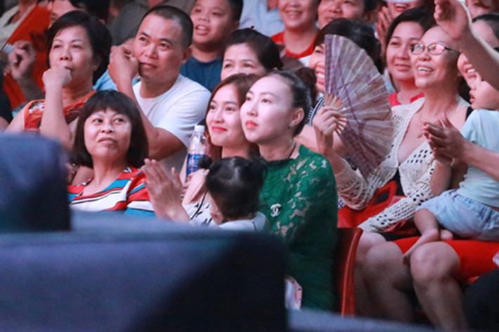 Trong thời gian yêu nhau, Lan Ngọc - Minh Luân ít công khai xuất hiện bên nhau. Tháng 11/2016, Minh Luân tổ chức đêm nhạc từ thiện, Lan Ngọc bất ngờ xuất hiện ở hàng ghế khán giả để ủng hộ anh. Ảnh: Dân Việt