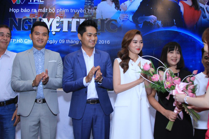 Trong khoảng thời gian hẹn hò, Minh Luân và Lan Ngọc còn đóng chung bộ phim truyền hình “Nguyệt thực”. Ở ngoài đời, cả hai là một cặp nhưng trong phim, họ ở hai tuyến đối đầu nhau. Ảnh: Tiếp thị gia đình