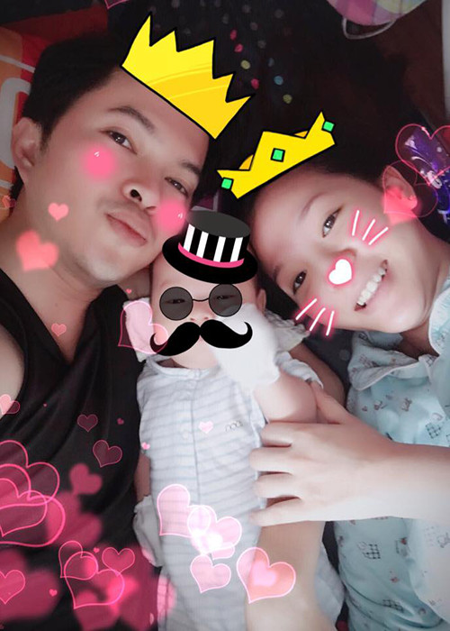 Mới đây, Nam Cường khoe ảnh bên vợ con đồng thời hạnh phúc viết: "Kỷ niệm 1 năm ngày cưới. Món quà lớn nhất là cục vàng này đây. Kết quả của tình yêu và niềm hạnh phúc vô bờ! Cám ơn em, vợ yêu. Ba yêu cả nhà mình”. Ảnh: FBNV