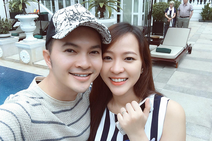 Trước khi kết hôn, Nam Cường - Phương Thảo hẹn hò hơn 1 năm. Theo lời nam ca sĩ, anh biết bà xã qua một người bạn. Ảnh: FBNV