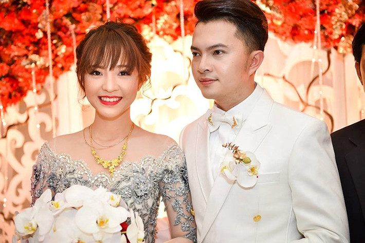 Tháng 3/2016, ca sĩ Nam Cường tổ chức đám cưới với bà xã xinh đẹp Phương Thảo. Hôn lễ khiến nhiều người bất ngờ bởi anh giấu kín thông tin về đám cưới. Ảnh: Zing