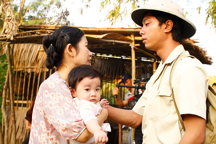 Bộ phim “Dạ cổ hoài lang” xoay quanh chuyện đời của Tư Lành - Năm Triều, hai người bạn thân từ thời ấu thơ, hai tình địch và giờ là hàng xóm trên đất Mỹ. Phim khởi chiếu vào ngày 24/3.