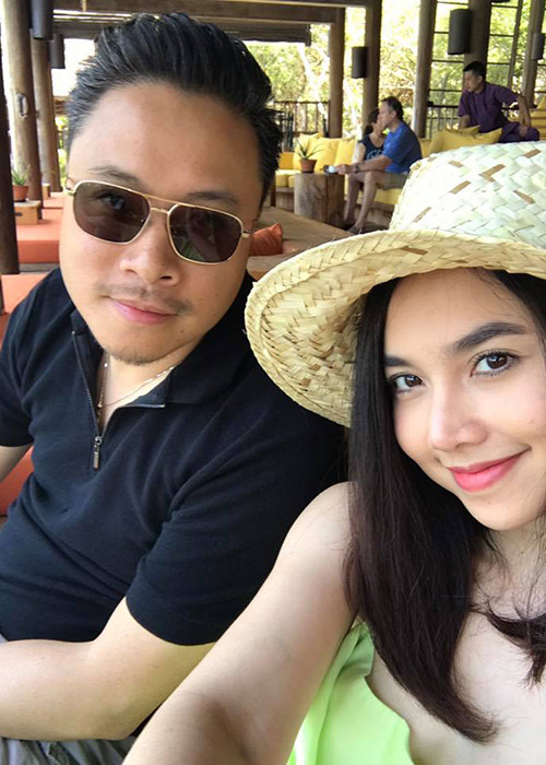 Lui về hậu trường, Đinh Ngọc Diệp dành nhiều thời gian ở bên và hỗ trợ ông xã trong công việc. Ảnh: FBNV