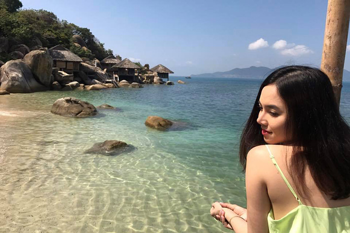 Ngọc Diệp diện váy gợi cảm trong chuyến nghỉ dưỡng bên ông xã. Nhiều người khen ngợi cô ngày càng đẹp mặn mà, quyến rũ. Ảnh: FBNV
