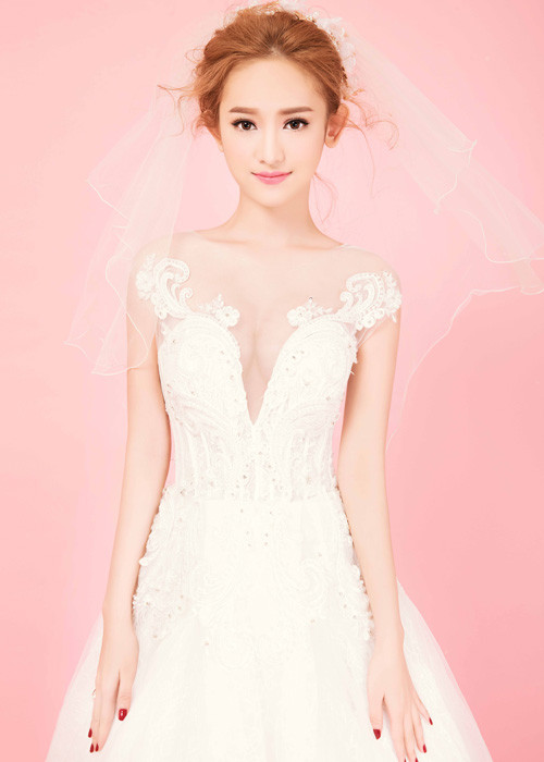 Hậu dao kéo gương mặt và vòng một, hot girl gốc Cà Mau gây ấn tượng với nét đẹp ngày càng nữ tính hơn.