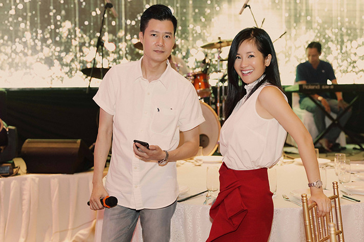 Hình ảnh Quang Dũng bên nữ ca sĩ Hồng Nhung trong một buổi tập luyện cùng Thanh Thảo và Lệ Quyên.