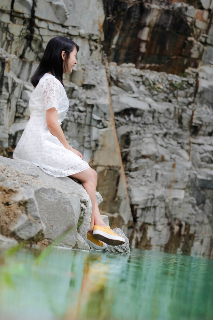 Đường khó đi nhưng bù lại, khung cảnh hai bên đường hoang sơ, tuyệt đẹp. Sau quãng đường dài khó khăn, "Tuyệt tình cốc" hiện lên đẹp như chốn bồng lai tiên cảnh.