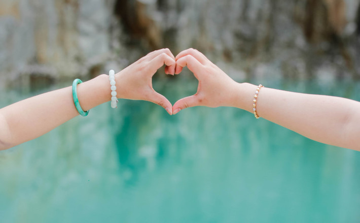 Giữa núi rừng hoang sơ, bên những vách núi đá nhiều màu sắc, một hồ nước trong vắt có màu xanh ngọc bích hiện lên in bóng mây trời.
