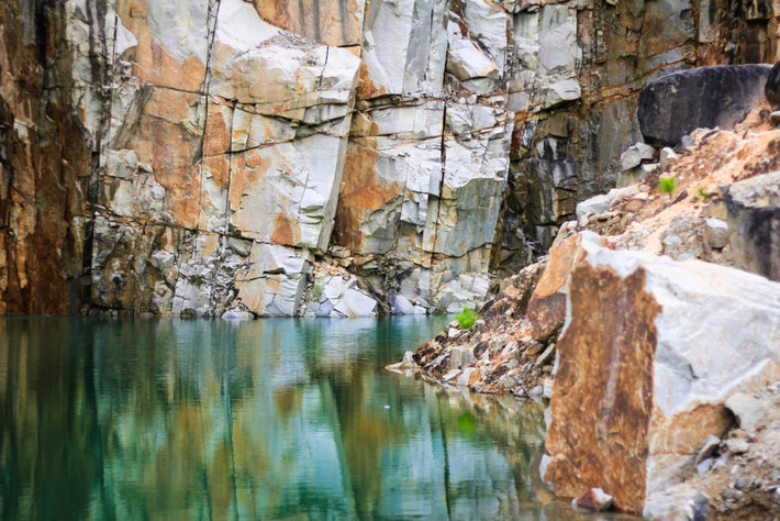 Đoạn đường này rất phù hợp với các bạn trẻ ưa khám phá, đi trek. Tuy nhiên, khi đến địa điểm này bạn nên lưu ý, chọn loại xe phù hợp, xe máy nên chọn xe số, xe phân khối lớn, xe ôtô gầm cao, máy khỏe.