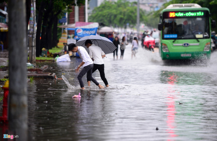 Đoạn từ cầu vượt Văn Thánh đến cầu Sài Gòn, đường Điện Biên Phủ, quận Bình Thạnh cũng bị ngập.