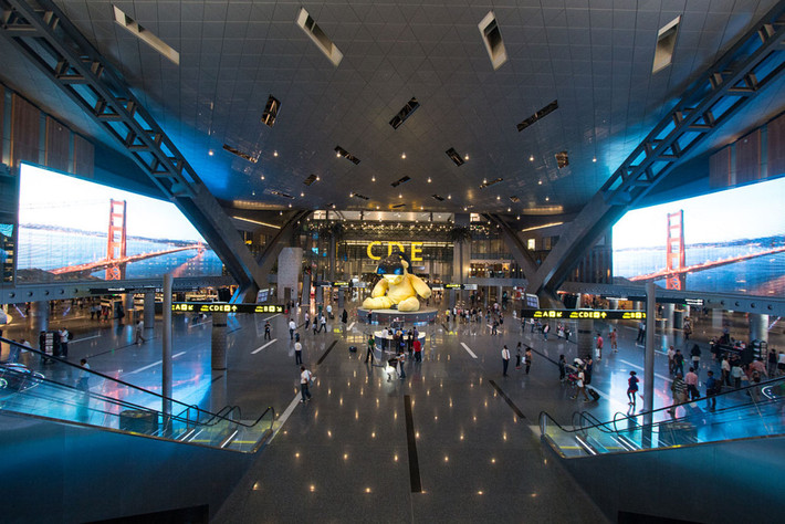 Sân bay quốc tế Hamad là một trong những sân bay xa xỉ nhất Vùng Vịnh. Sân bay này có 5 khu với 138 quầy check-in, 2 khách sạn hơn 200 phòng, bể bơi, nhà thờ Hồi giáo và hàng nghìn m2 dành cho trung tâm mua sắm, giải trí. Chi phí xây dựng cho "cửa ngõ vươn ra thế giới" của đất nước Qatar là 15 tỷ USD. Ảnh: Wikipedia.