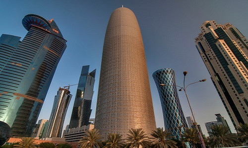 Tháp Doha cao 46 tầng là cao ốc đẹp nhất khu vực Trung Đông và châu Phi, với điểm nhấn là kết cấu hình trụ lạ mắt cùng những lớp hoa văn đậm chất Hồi giáo ở bên ngoài. Nhìn từ xa, tòa tháp giống như một công trình điêu khắc giữa một rừng cao ốc xung quanh. Ảnh: Sergeev.com.