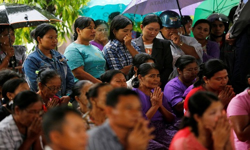 Myanmar đã huy động 9 tàu hải quân và 3 máy bay để phục vụ cho công tác tìm kiếm và cứu hộ. Ảnh chụp khoảnh khắc gia đình những nạn nhân cầu nguyện trong lễ tang. Nạn nhân là các binh sĩ và người nhà của họ cũng như phi hành đoàn trên chiếc máy bay của quân đội Myanmar rơi xuống biển Andaman hôm 7/6.