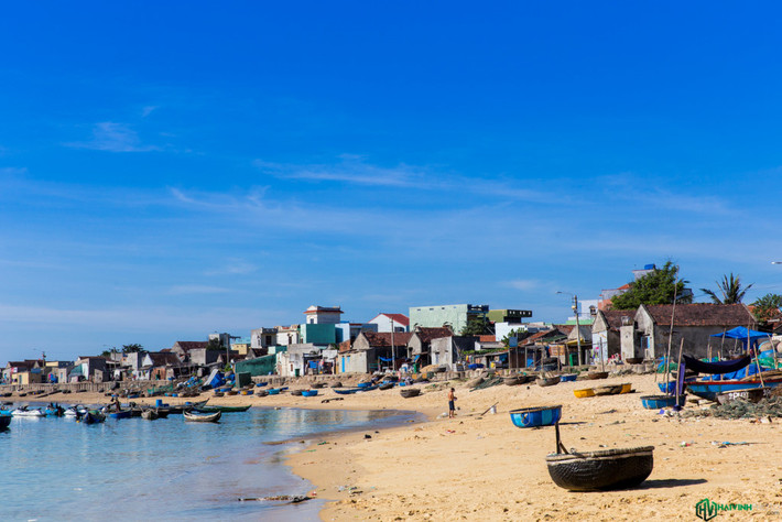 Giống với Nhơn Lý, Nhơn Hải cũng là một làng chài của ngư dân bản địa, tuy nhiên không phát triển du lịch bằng Nhơn Lý, không gian nhẹ nhàng, bình yên hơn rất nhiều. Trong ảnh là một trong hai con đường trung tâm của xã. Đường này chạy men theo bờ biển, đường còn lại đi xuyên qua khu dân cư. Chúng tôi đến Nhơn Hải vào buổi sáng, khi những chiếc thuyền của ngư dân đã cập bến sau một đêm đánh bắt trên biển.