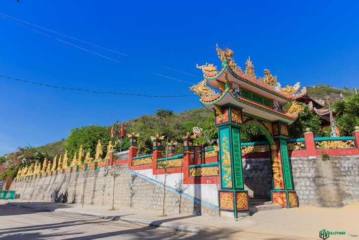 Biển ở đây rất đẹp, nước trong xanh nhìn thấy tận đáy. Chúng tôi thấy có một vài hostel của người dân bản địa để phục vụ du khách nhưng đa phần là du khách quốc tế. Sâu bên trong khu dân cư có những công trình kiến trúc tôn giáo như chùa, đền thờ, nhà thờ tổ vạn chài...