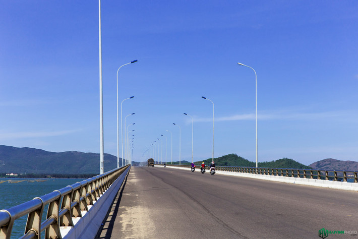 Từ khu vực đầm Thị Nại, ta có thể ngắm nhìn toàn cảnh thành phố với những dãy núi chập chùng, xanh mát. Cầu Thị Nại, cây cầu vượt biển dài nhất nước ta hiện nay (2,5 km), nối thành phố Quy Nhơn với khu kinh tế Nhơn Hội.