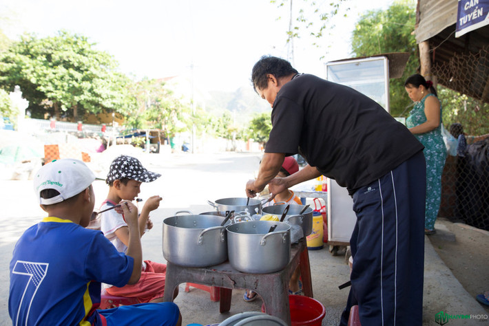 Thời tiết nắng nóng, chúng tôi giải nhiệt bằng cách ghé quán chè ngay trước cổng chùa. Lúc đó cũng có mấy đứa trẻ đang ngồi ăn ở đây. Một bạn nhỏ được giao nhiệm vụ đi mua đá về. Bạn ấy nhanh chóng nhập bọn với những người bạn. Tụi nhỏ ăn ly chè giá 2.000-3.000 đồng, sau đó ra quán chơi điện tử một chút rồi về.