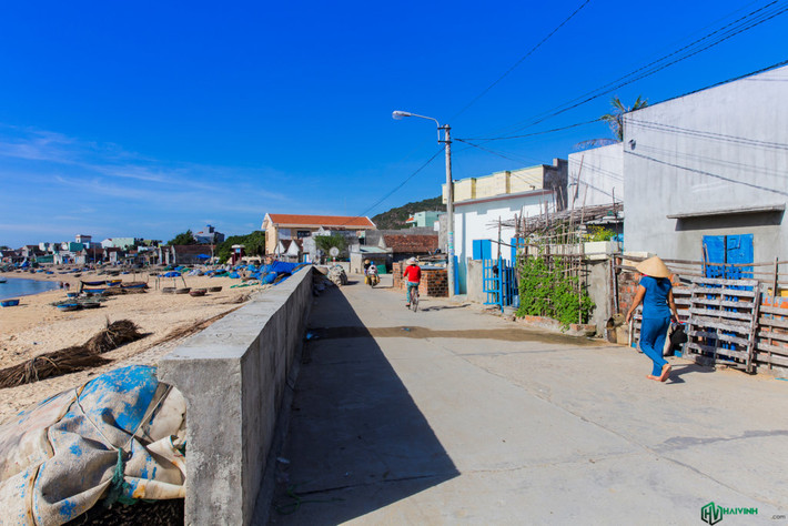 Ngày hôm sau chúng tôi đến với Nhơn Hải, một xã ngoại ô khác của Quy Nhơn, nằm ở hướng ngược lại với Nhơn Lý, cách trung tâm chừng hơn 20 km. Đường vào Nhơn Hải đi qua những con đường đèo rất đẹp và ấn tượng.