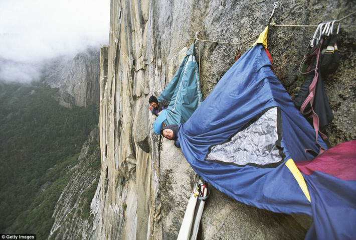 Tại công viên quốc gia Yosemite (bang California, Mỹ), những nhà thám hiểm liều mạng đều ưa thích vách đá cheo leo thẳng đứng, thậm chí nằm ngủ ngay lưng chừng trong những chiếc lều ngoài trời đặc biệt này.