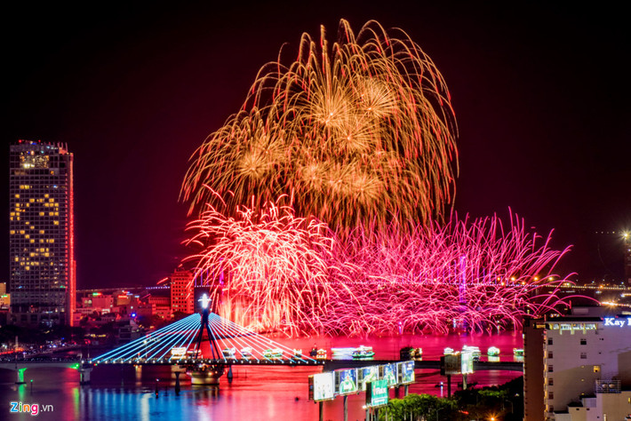 Đội Australia: Cùng với Italy, Australia trong đêm trình diễn mang tên "Thủy" đã biến đêm pháo hoa DIFF 2017 thành “trận chung kết sớm” bởi cả hai đội đưa ra những thủ pháp pháo hoa đến nghẹt thở và dồn dập. Dựa trên chủ đề chính, cùng chung cảm hứng về cội nguồn của sự sống, đội Australia thể hiện một phần triết lý phương Đông thông qua âm nhạc và pháo hoa.
