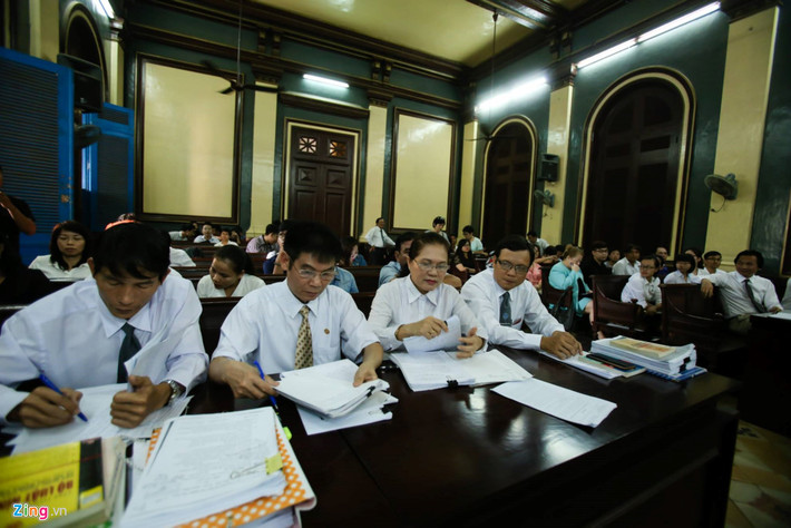 Tại phiên tòa sơ thẩm lần 1 hồi tháng 9/2016, Phương Nga và Thùy Dung cùng khai rằng số tiền mà ông Mỹ đưa cho Nga là tiền để thực hiện “hợp đồng tình cảm” giữa Nga và ông Mỹ trong thời gian 7 năm. Trong ảnh là các luật sư tham gia bào chữa cho bị cáo.