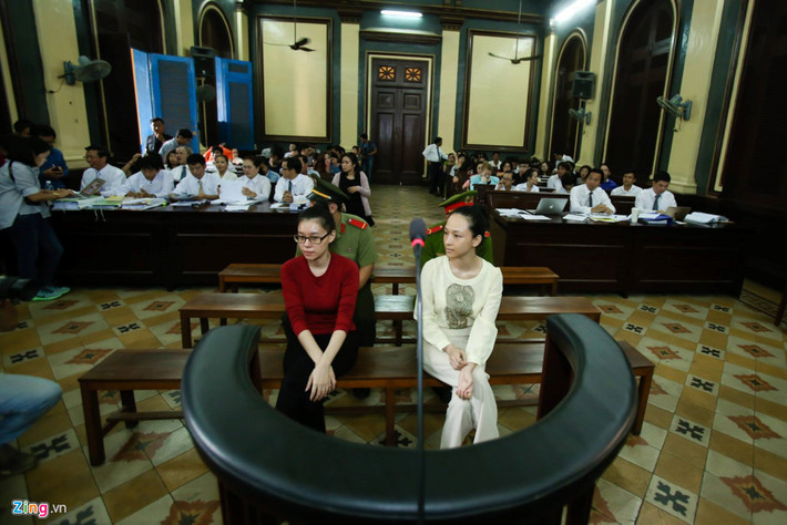 Toàn cảnh khán phòng buổi xét xử. Lúc 9h30, cơ quan công tố đọc bản cáo trạng vụ án. Theo cáo trạng, Nga quen ông Cao Toàn Mỹ (40 tuổi, ngụ quận 3, TP.HCM), Giám đốc Công ty Vina Cyber, thông qua mạng xã hội. Khoảng năm 2012, Nga nói với ông Mỹ rằng mình có khả năng kinh doanh bất động sản và có thể mua căn nhà của người quen trên đường Hùng Vương (quận 5, TP.HCM) với giá 6 tỷ đồng, mặc dù giá trị của nó lên đến 8 tỷ đồng. Tin lời, ông Mỹ đã giao cho Nga 6 tỷ đồng để mua nhà nhưng cô này không giao nhà.