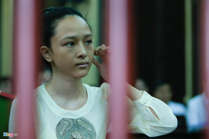Ra tòa ở phiên sơ thẩm lần này, bị cáo Nga vẫn mặc chiếc áo ở phiên xử sơ thẩm bị hoãn hồi tháng 9/2016. Nét mặt bị cáo bình thản.