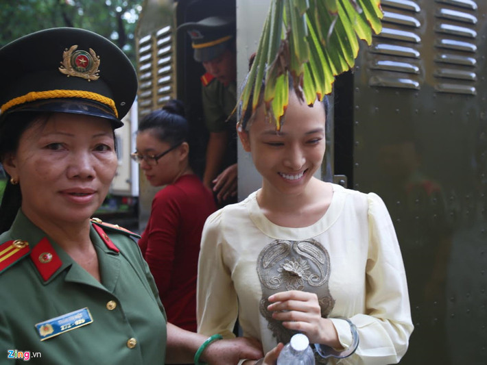 Khi bị cảnh sát áp giải xuống khỏi xe thùng, Hoa hậu Phương Nga cười tươi. Cùng ra tòa hôm nay còn có Nguyễn Đức Thùy Dung (bạn Phương Nga, người bị truy tố với vai trò đồng phạm giúp sức).