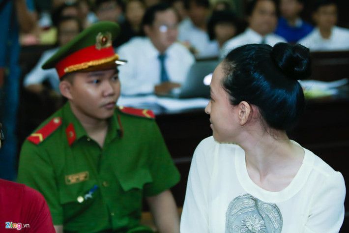 Trước buổi xét xử diễn ra, Phương Nga ngoái lại phía sau khán phòng tìm người thân. Luật sư Phan Hồng Việt, người bào chữa cho bị cáo Nguyễn Đức Thuỳ Dung nghị hoãn phiên toà do vắng mặt nhiều người có quyền và nghĩa vụ liên quan. Tuy nhiên, HĐXX không chấp nhận đề nghị hoãn phiên toà của luật sư Việt.