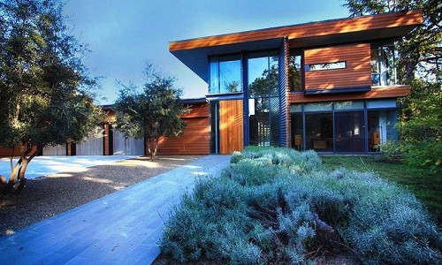 Ngôi nhà tọa lạc tại Sacramento, California. Thiết kế sử dụng gỗ và thủy tinh gợi nhớ đến quê nhà Seattle của Bill Gates.